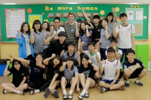 2-3 students: (top row, left to right) Sol, Chae-won, Hyeon-ji, Min-ha, me, Yu-gyeong, Shin-yeong, Da-ye, Cheong-hyeon, Yu-bin, Wu-seok; (middle row, left to right) Hae-na, Seok-jun, Min-seok, Dae-yu; (bottom row, left to right) Min-jin, Han-na, Eun-bin, Hye-jin, Seung-hye, Yu-bin, Ju-heon. Not pictured: Gyeong-do and Geon-yeong.